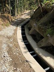 コンクリート水路改修工事〈管種 ： 角型U字溝 KU－300